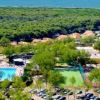 Vista aerea di un resort con piscine e alberi.