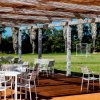 Terrazza con sedie bianche e campo da calcio.